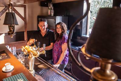 Sjak en Sonja blazen bekend Beeks café nieuw leven in: ‘Wij gaan voor betaalbare gezelligheid bij ’t