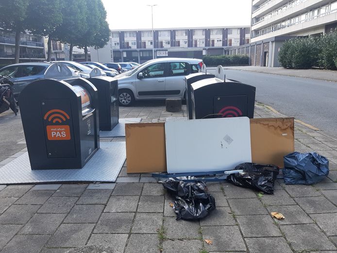 Afval en grofvuil naast een container in de Arnhemse wijk Presikhaaf. Vanaf deze zomer, als de containers van het slot gaan en een milieukar naar de wijken gaat, moet het afgelopen zijn met die rotzooi op straat.