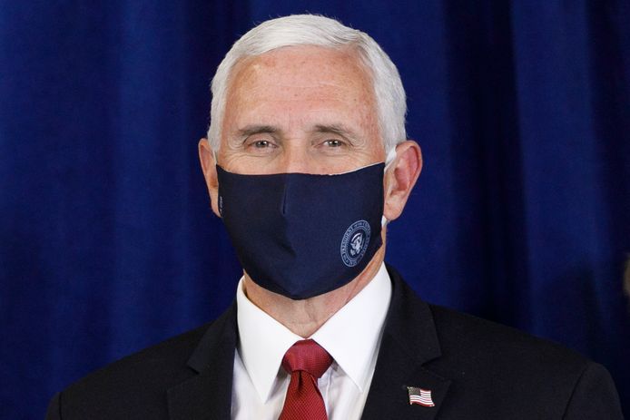Vicepresident Mike Pence draagt een mondkapje.