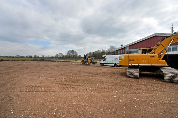 Manege De Brekeld van De Oosterhoffruiters krijgt een nieuwe buitenmanege. Firma Van der Kolk Infra uit Wierden voert de klus uit.