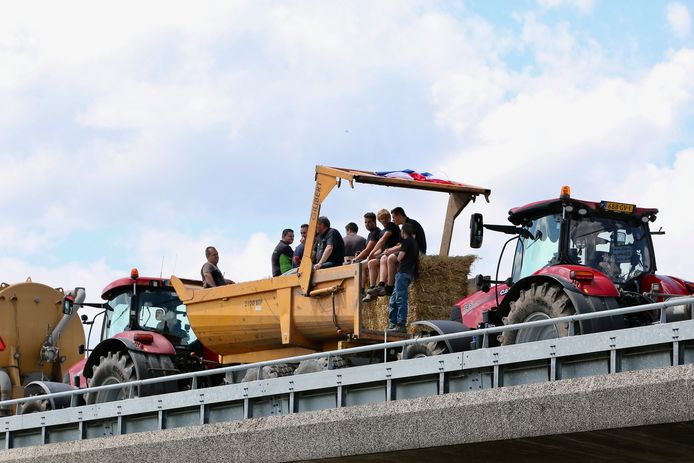 Boeren in actie bij snelweg A73 bij Cuijk.