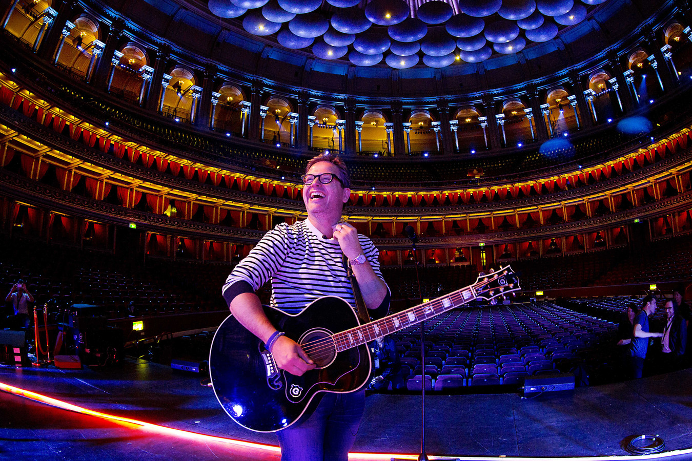 Guus Meeuwis in 2015 tijdens zijn soundcheck in de Royal Albert Hall in Londen.