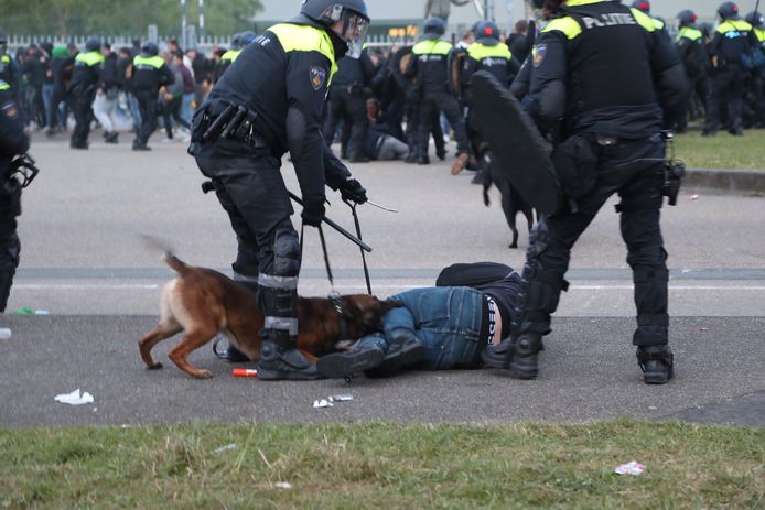 De Mobiele Eenheid zette politiehonden in en er werden meerdere personen aangehouden.