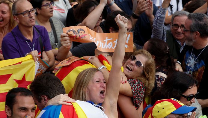 Het Catalaanse volk reageert uitgelaten op het uitroepen van de onafhankelijkheid.
