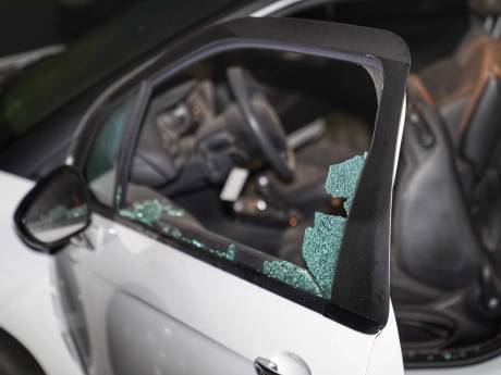 Ruiten van geparkeerde auto gesprongen door vuurwerk in Oss, verdachte gevlucht