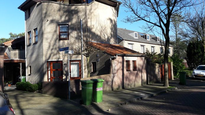 Pal tegen de woningen van de wethouder Noijhof in Rijen zouden in de lengterichting van de Van Oldenbarneveldtlaan de  nieuwe woningen komen. De omwonenden waren fel tegen. De plannen zijn aangepast. Het witte voormalige marechausseepand op de achtergrond gaat na de zomer plat.