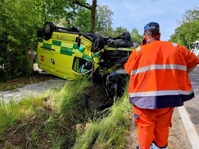 Ziekenwagen gaat over de kop bij aanrijding in Schoten: ambulancier zwaargewond