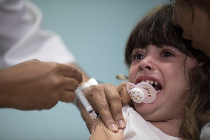 Une petite fille vacciné contre la rougeole (Brésil, août 2018)