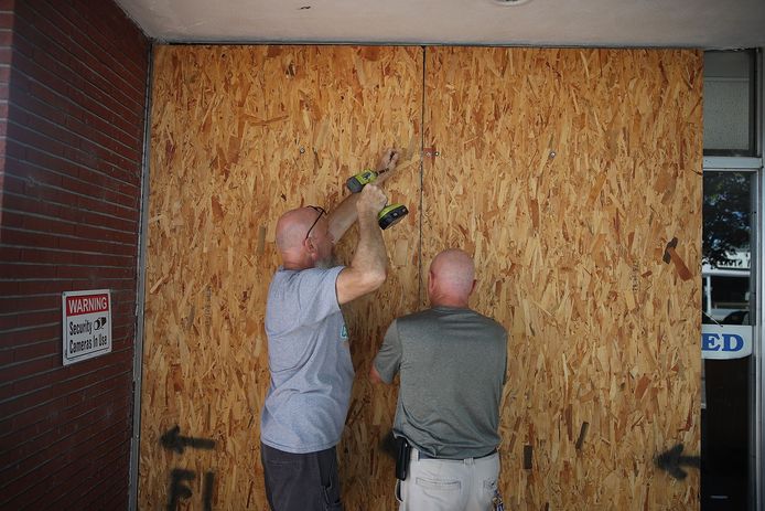 Deze broers beschermen in Myrtle Beach (South Carolina) hun winkel met houten planken uit voorzorg voor de komst van orkaan Florence.