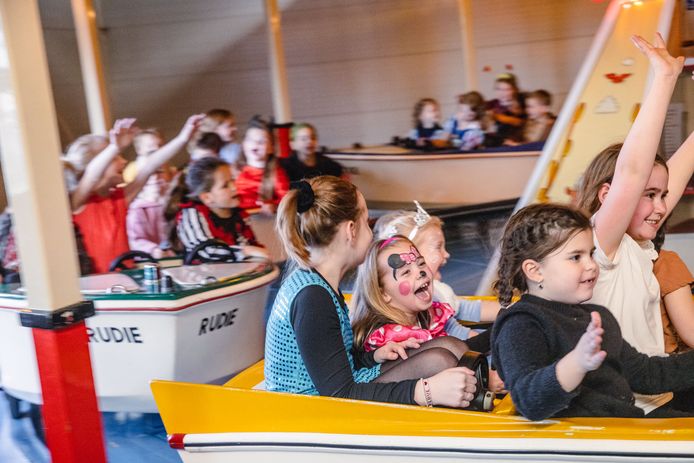 De kinderen van het Biesboschrakkersrijk konden zich vandaag, na een ronde door het dorp met allerlei spelletjes, helemaal uitleven in de Belhamel,