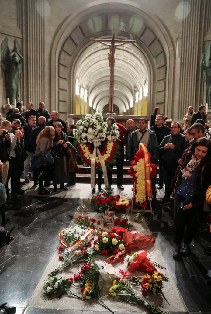 20 november 2018: tientallen mensen komen op zijn sterfdag bloemen leggen op het graf van Franco.