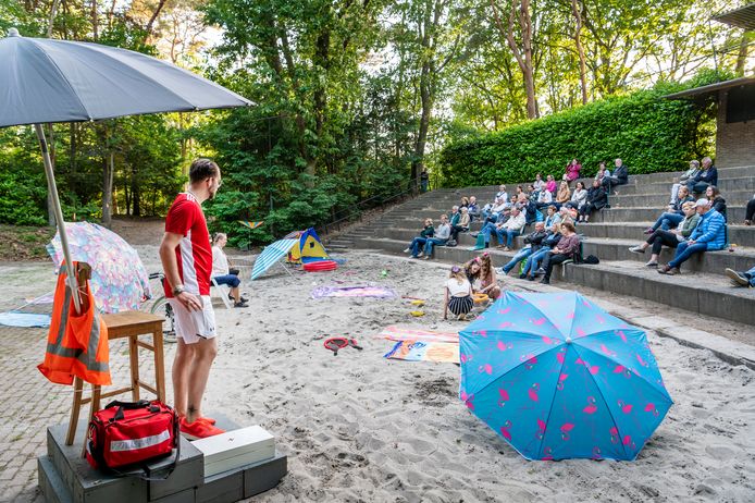 Een 'zinderende zomeravond' in natuurtheater Hoessenbosch in juni met sketches voor toen maximaal vijftig bezoekers.