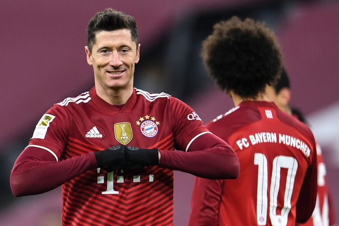 Robert Lewandowski.

Nicky Hayen wordt T1 van Haverfordwest in Wales

Een half jaar na zijn ontslag bij Waasland-Beveren heeft Nicky Hayen een nieuwe werkgever gevonden. Heyen (41) wordt hoofdcoach van de Welshe club Haverfordwest, momenteel op één na laatste in de Welshe Premier League. 
“Ik ben heel tevreden, dit was een makkelijke keuze”, zegt Hayen op de website van zijn nieuwe werkgever. “Bij de eerste gesprekken met de voorzitter klikte het meteen. We zitten op dezelfde lijn, hebben dezelfde visie en dezelfde ambities. Ik hoop de komende maanden en jaren successen te kunnen boeken met deze club.”
Hayen kan wel nog niet meteen aan de slag bij Haverfordwest. Tot hij zijn werkvergunning en de nodige reisdocumenten heeft, staan 2 twee interimcoaches aan het roer bij de “Bluebirds”.