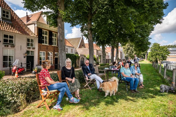 Bewoners van de Maasdijk houden een spontane sit-in als protest tegen de geplande kademuur.