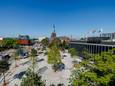 Het Stadsforum in wording. ,,In één keer verandert het van een kaal ding in een beschaduwd plein, vooral als de kruinen nog verder naar elkaar toe groeien.”