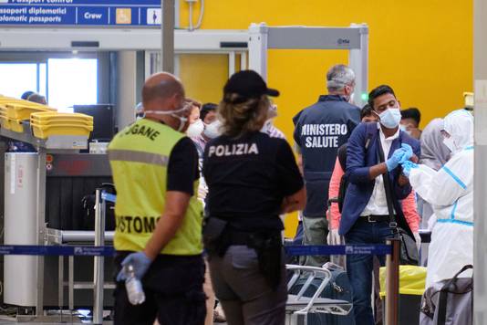 Archiefbeeld. Personeel van het Italiaanse ministerie van Gezondheid voert controles uit op het vliegveld van Rome Fiumicino. (06/07/2020)