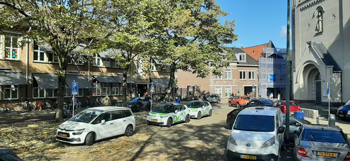 Drukte bij het uitgaan van basisschool Het Stadshart in Den Bosch.