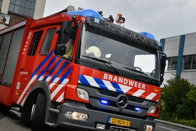 Brand verwoest drie landbouwvoertuigen in Vlierden, overslaan op woning voorkomen