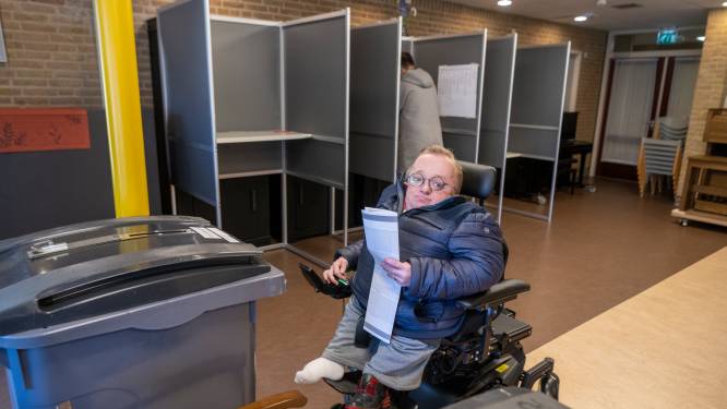 CDA-lijsttrekker Rick Brink brengt als ‘dat gehandicapte mannetje uit Overijssel’ zijn stem in Hardenberg uit