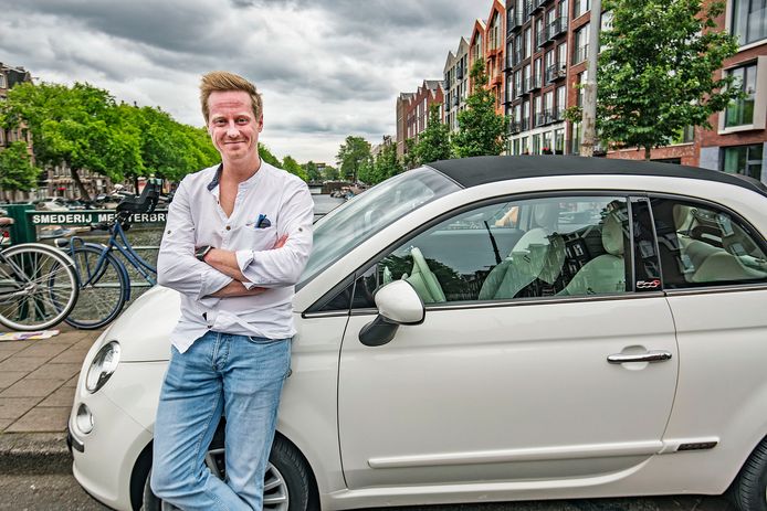 Verslaggever Remco Andersen voor zijn auto, nog in Amsterdam.