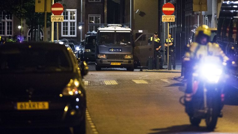 Politie in de Fannius Scholtenstraat in de Haagse Schilderswijk in augustus. De invallen in vier Haagse woningen zijn gedaan op verzoek van de Belgische autoriteiten. De adressen waren naar voren gekomen in een onderzoek naar een groep jihadisten Beeld anp