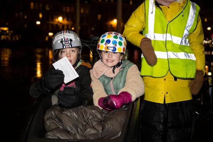 Jong geleerd, is oud gedaan: ook deze kinderen gingen mee ondanks het barre regenweer.