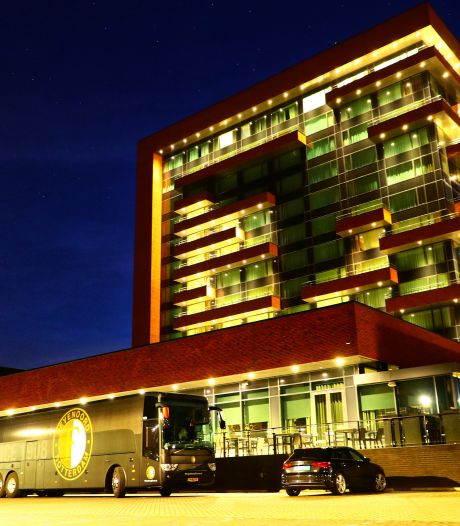 Dick Advocaat lacht om vroeg vuurwerk FC Twente-fans: ‘Mooi toch!’