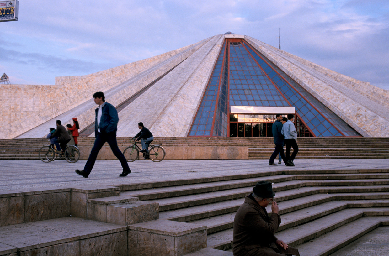De piramide in de Albanese hoofdstad Tirana gold bij de opening in 1988 als het duurste gebouw van het land. Beeld Corbis via Getty Images