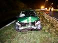 De auto vloog bij vleesverwerker Westfort uit de bocht en botste op een lantaarnpaal.