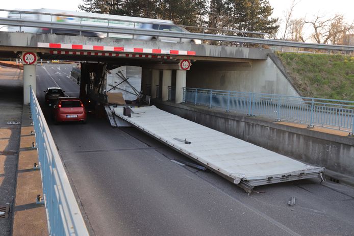 Door een verkeerde inschatting reed een vrachtwagenchauffeur maandag het complete dak en de zijkanten van zijn voertuig eraf.