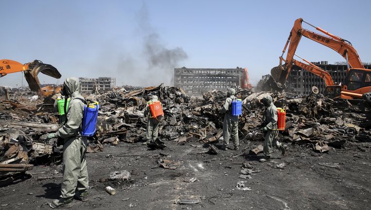 Een speciaal team is begonnen aan het opruimen van de ravage na de explosies. Beeld reuters