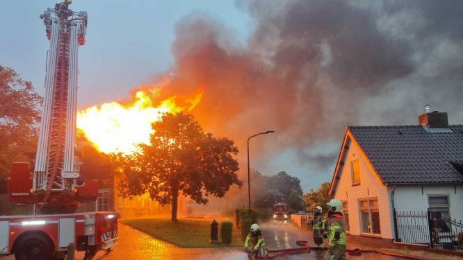 Grote brand na blikseminslag in woonboerderij met rieten dak Woudrichem: ‘Ik hoorde een enorme klap’