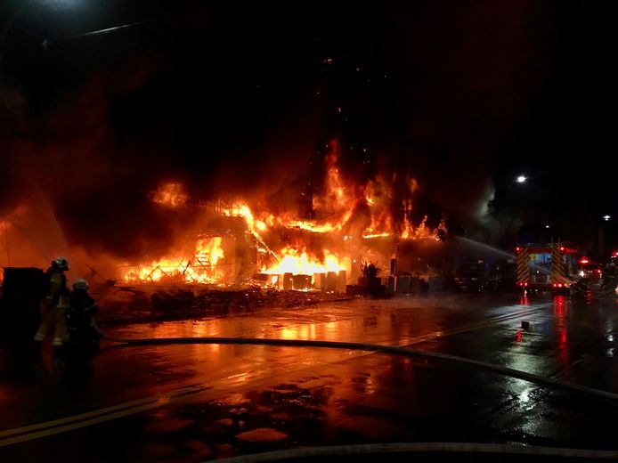 I vigili del fuoco stanno cercando di contenere l'incendio a Kaohsiung.