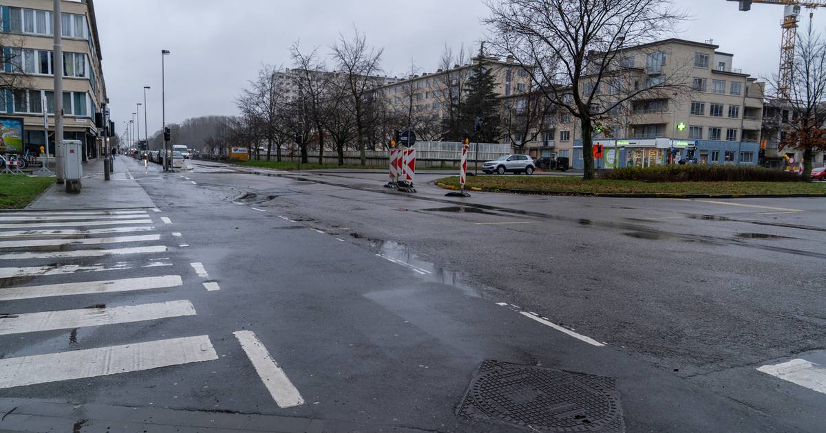 Man (20) rijdt geparkeerde auto aan op Linkeroever Antwerpen hln.be