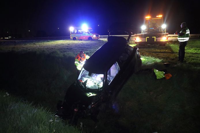 Een bergingsbedrijf takelde de wagen uit de droge sloot langs de A50 bij Sint-Oedenrode.