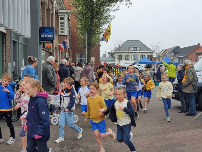 Zo'n 600 leerlingen van de twee basisscholen uit Merksplas deden mee aan de scholenloop.