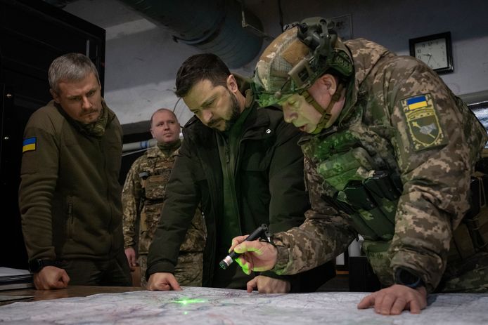 De Oekraïense president Volodymyr Zelensky bekijkt samen met de legerstaf hoe de kaarten liggen.