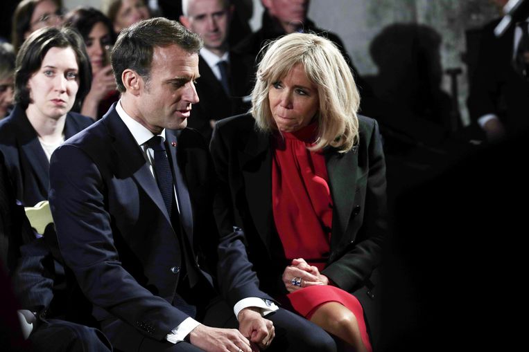 Brigitte en Emmanuel Macron. Haar invloed ergert het kliekje politieke adviseurs dat de president meebracht uit zijn beweging La République en marche! Beeld EPA