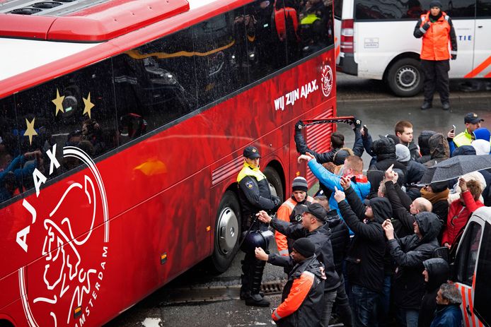 Ajax hoopt nog steeds met supporters naar De Kuip te reizen voor de halve finale van de KNVB-beker.