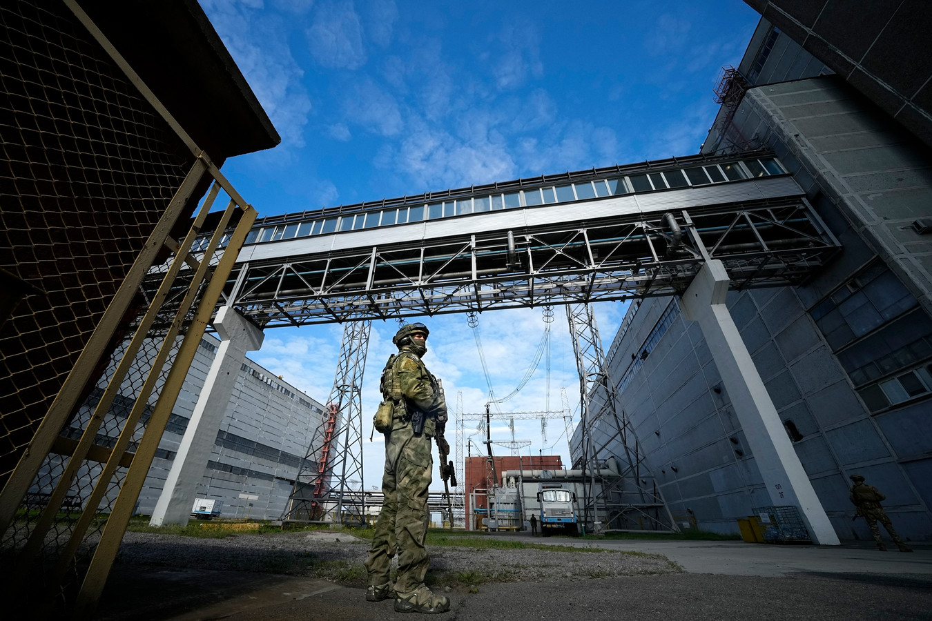 Een Russische soldaat staat op wacht op het terrein van de kerncentrale van Zaporizja.