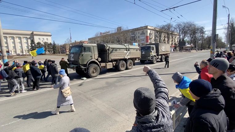 Demonstranten in Cherson roepen 'go home' naar Russische soldaten. Beeld VIA REUTERS