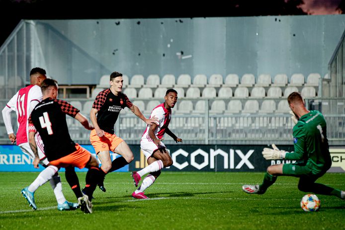 Ryan Gravenberch scoort het eerste doelpunt van Jong Ajax.