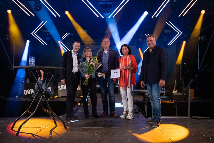 Vlnr. Jeroen Rooijakkers, Elise van Agthoven, Hans Sonnemans, Dorine Prinsen en Sjoert Bossers op het podium tijdens het CityFest.