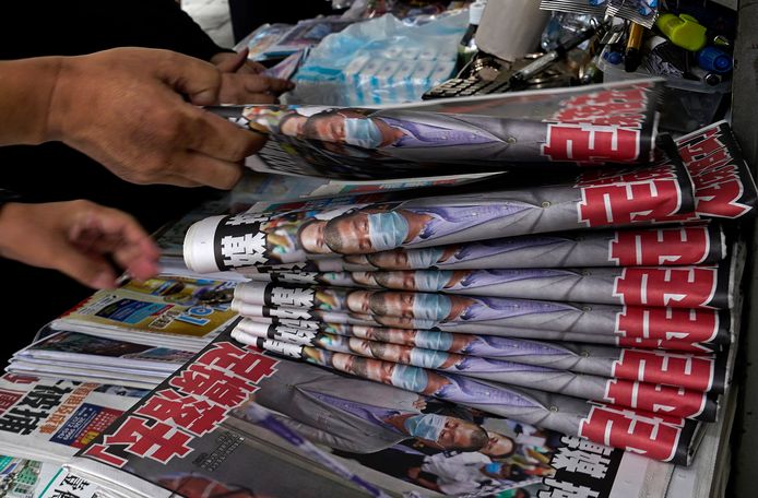 Exemplaren van de Apple Daily van vandaag liggen in een krantenwinkel in Hongkong klaar om te worden verkocht.