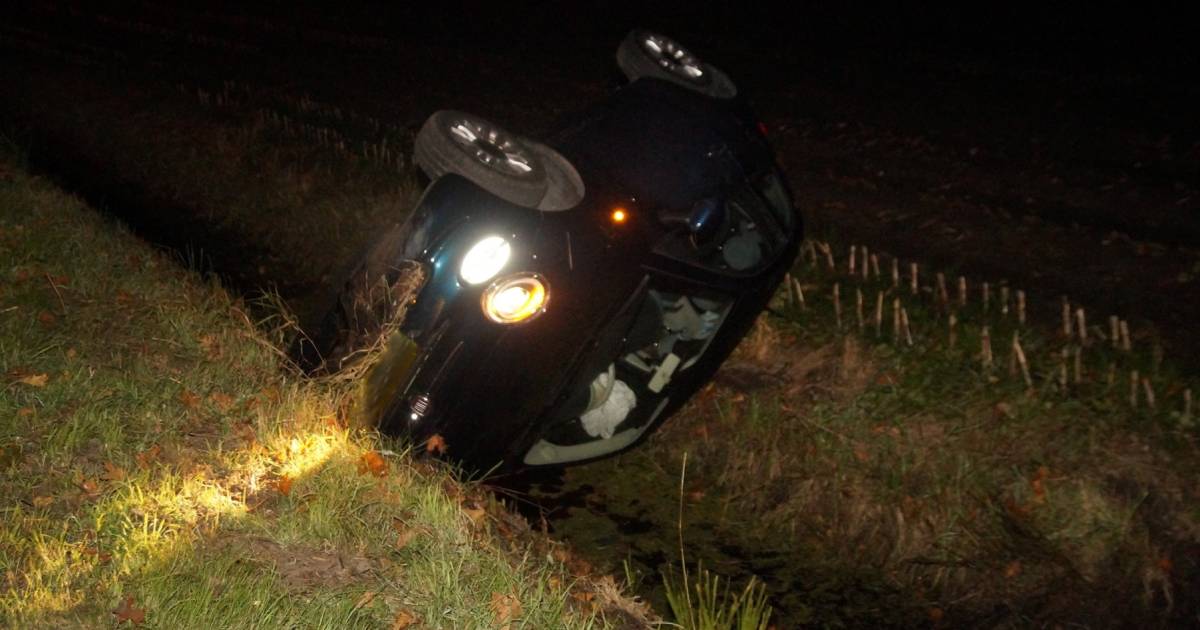 Auto raakt van de weg en belandt dwars over sloot in Elshout - BN DeStem