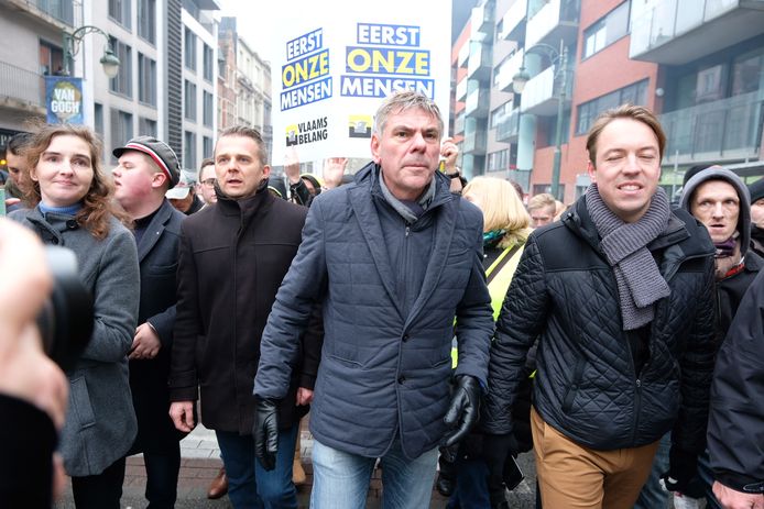 Vlaams Belang-kopstuk Filip Dewinter in de optocht naar het Schumanplein.