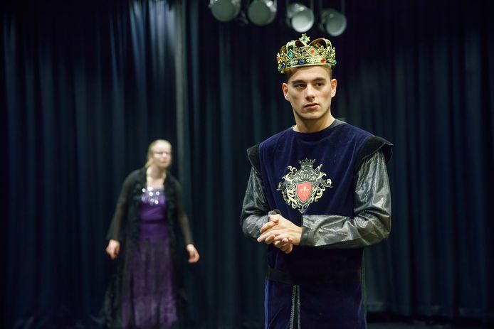 Theaterwerkgroep Tiuri in 2017 tijdens een repetitie voor een voorstelling in De Kring in Roosendaal. Speler Kevin als koning, en op de achtergrond Anne als tovenares.