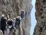 Toeristen in China kunnen geen kant op door drukte op steile rotswand