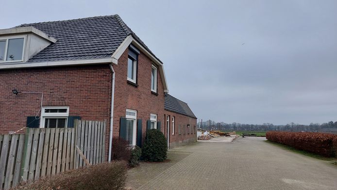 De voormalige pluimveehouderij aan de Looistraat in Heumen. Op de achtergrond is de schuur al gesloopt.
