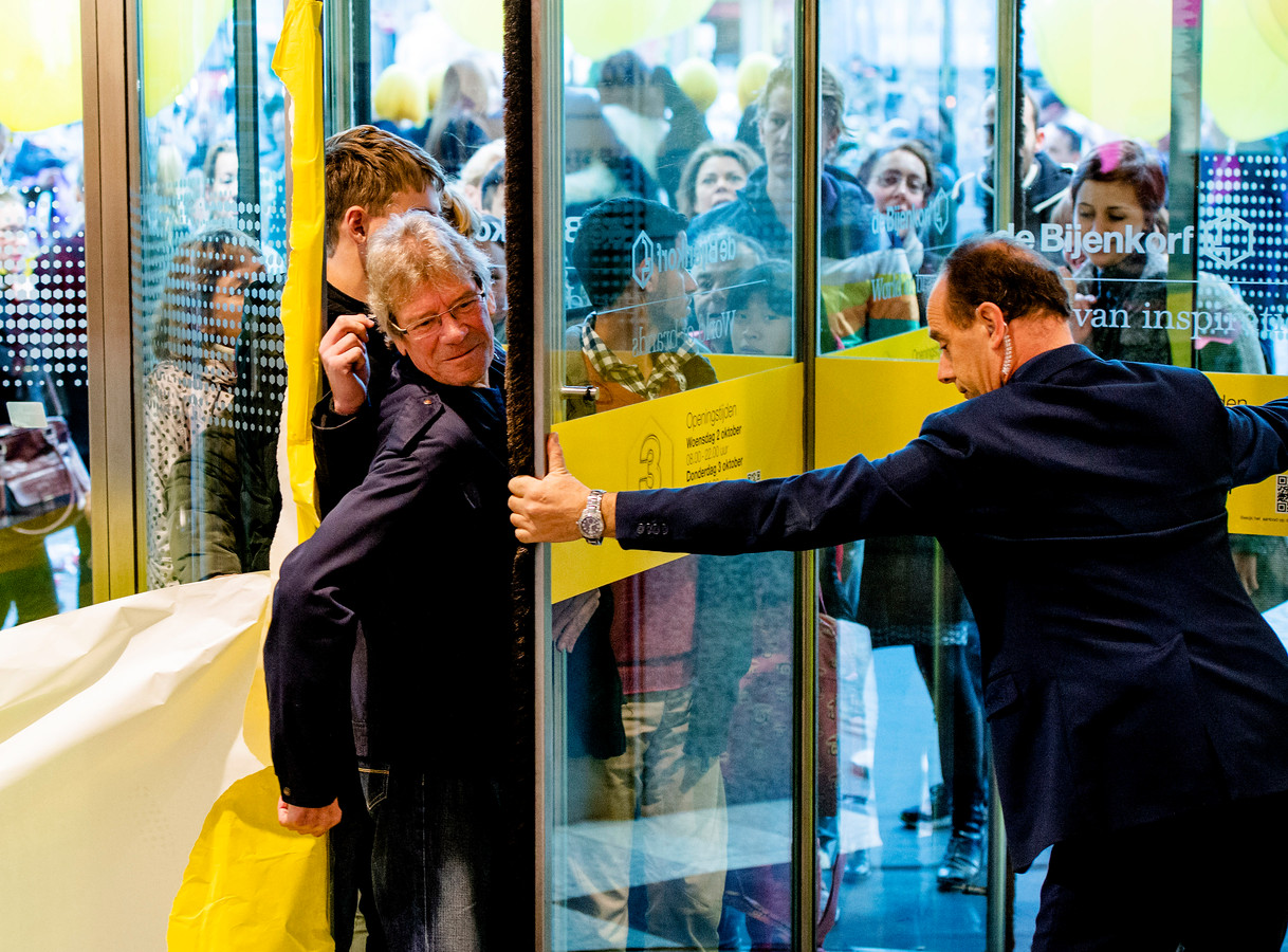 Koopjesjagers verdringen zich bij de ingang van de Bijenkorf tijdens een editie van Drie Dwaze Dagen.
